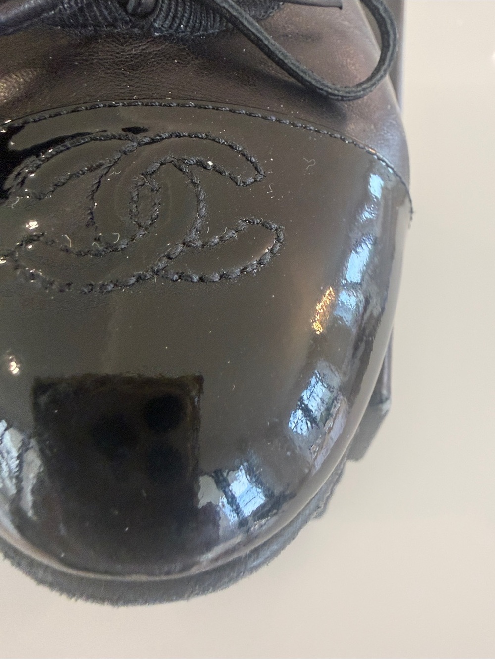 CHANEL Black Leather Cap-Toe Ballet Flats with Patent CC - Picture 3 of 13
